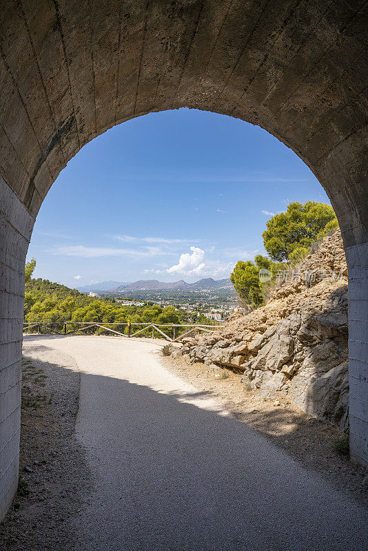 在阿利坎特的Costa Blanca的alfas del Pi的alir的Serra Gelada徒步旅行道路拱门